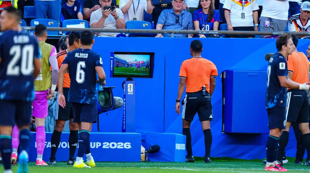 Was die UEFA beim Videobeweis verändern will 