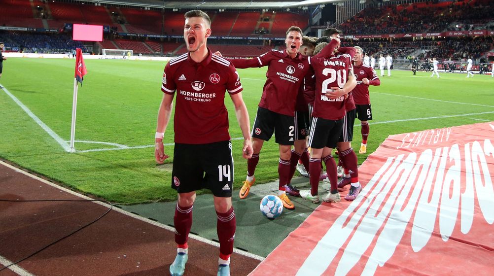 1. FC Nürnberg verschärft Aufstiegsrennen in der 2. Liga - Schalke Erster
