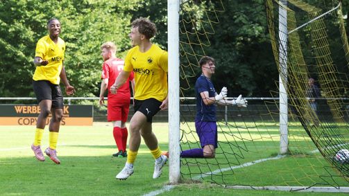 Jordi Bremer staubt zum 3:0 f&uuml;r Meiendorf ab. Foto: noveski.com