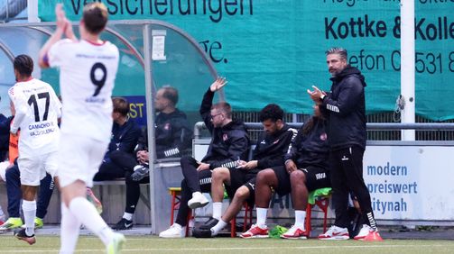 Özden Kocadal zufrieden applaudierend. Foto: noveski.com Özden Kocadal, Eintracht Norderstedt, 2026